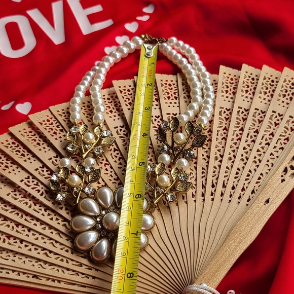 Elegant Pearl and Gold Floral Necklace Kids Necklace - Picture 2 of 9